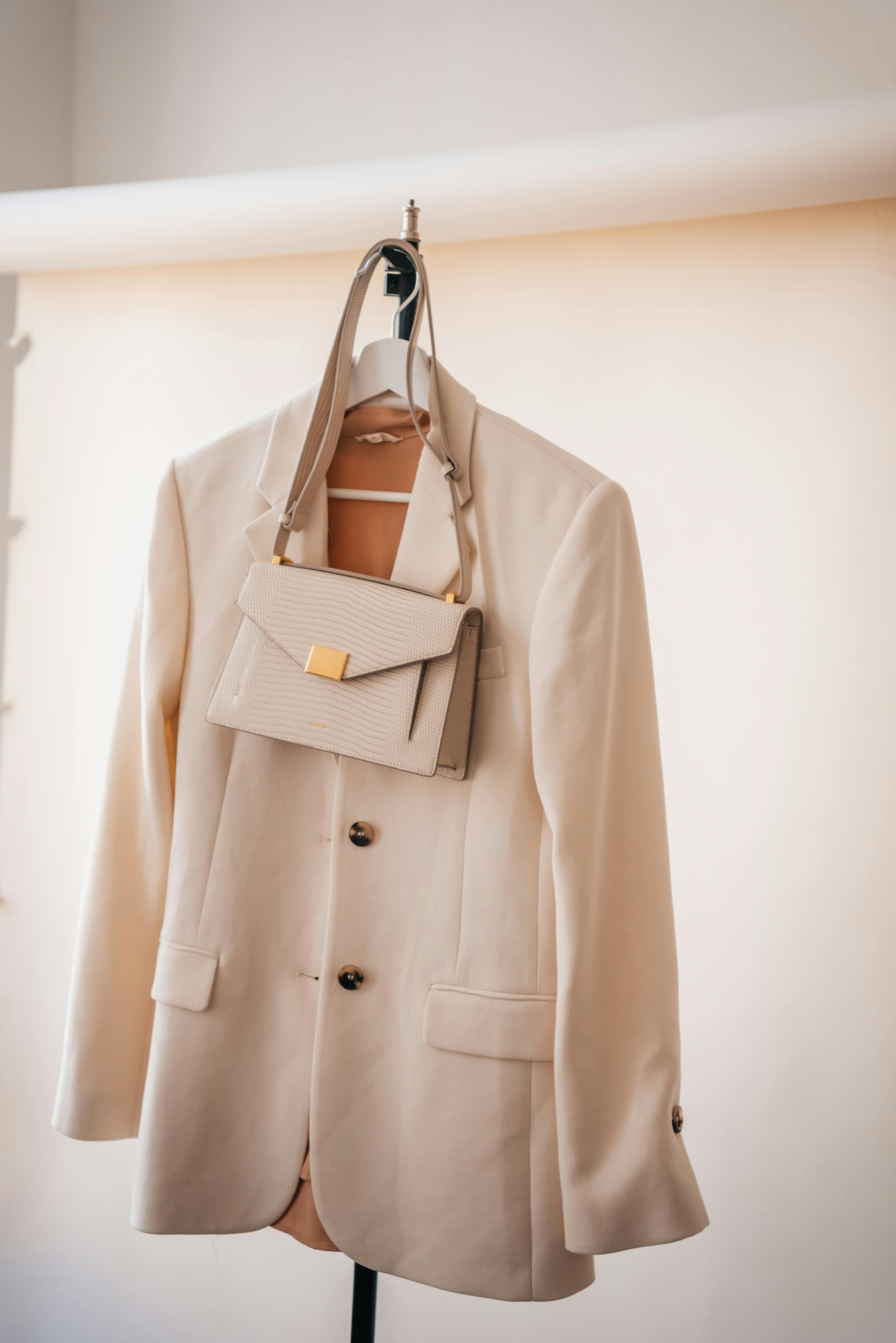 Neutral tones outfit representing quiet luxury – fashion trends 2025